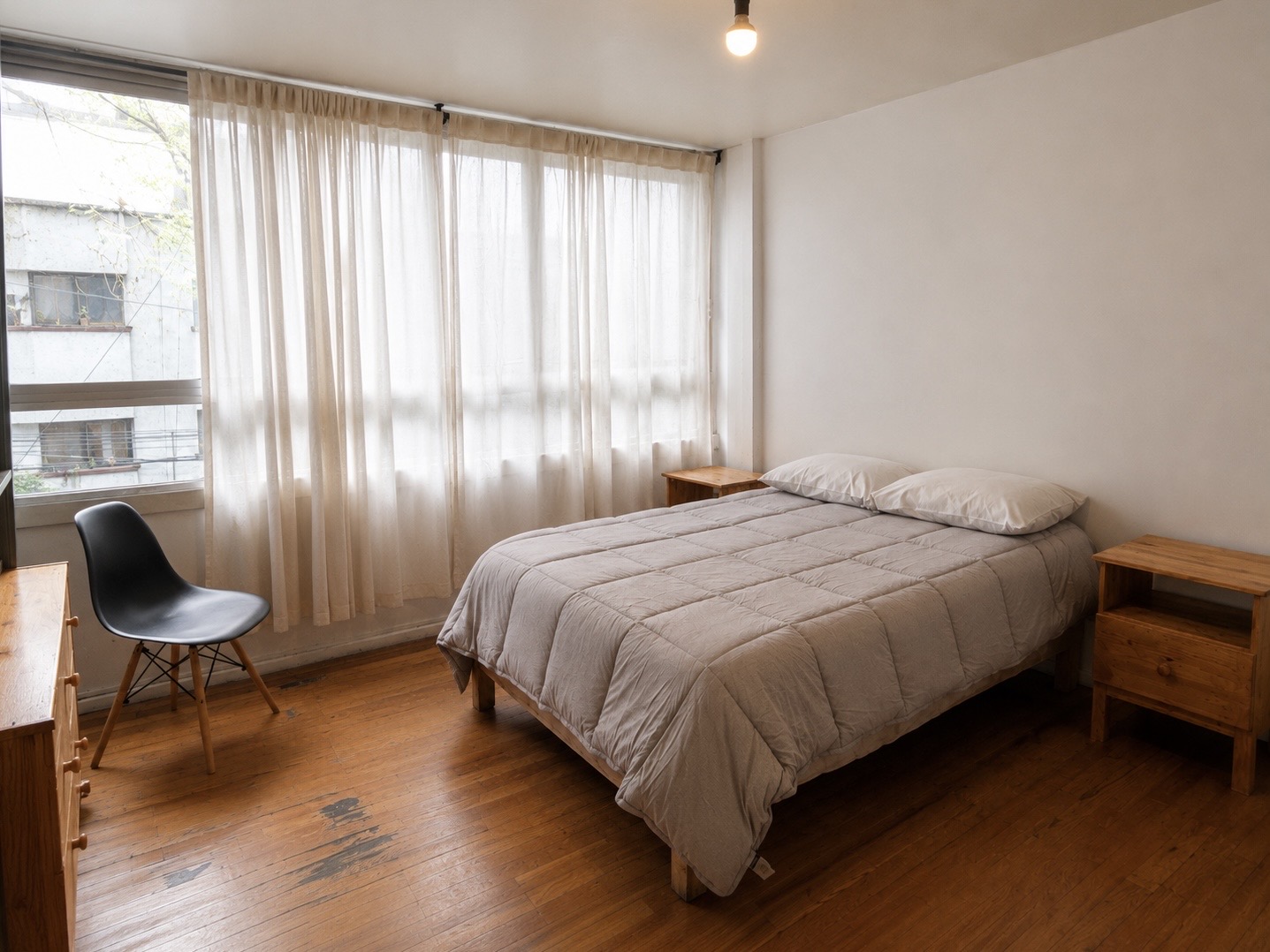 El departamento es super centrico, se encuentra en la Roma Norte. Son en total 4 recamaras el cual uno de ellos cuenta con baño propio. La recamara es super iluminada.  
