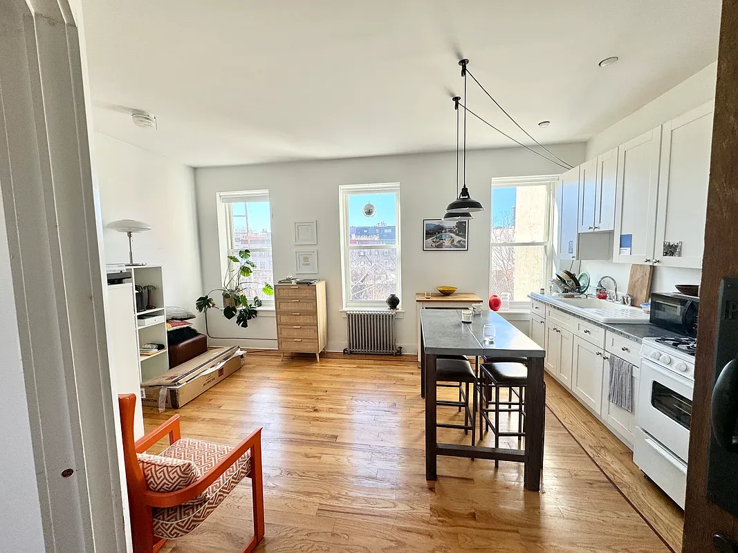 I’m looking for someone to take over my lease in my lovely apartment. I'd love to find someone to sign the lease immediately. The apartment is just few blocks from all transportation and stores; Close to the subway (red line) and multiple restaurants.
Hove living in this apartment - we have lots of natural light, a ton of storage space, and pets are allowed as long as they are well trained.
The bedroom comes with a/c, heating, a large closet and wifi. Some space in the kitchen and bathroom is available for temporary storage.
The building has an elevator and a live-in super, and has been a joy to live in.
Seeking someone that is easy-going, clean and transparent.
Message to schedule viewing;