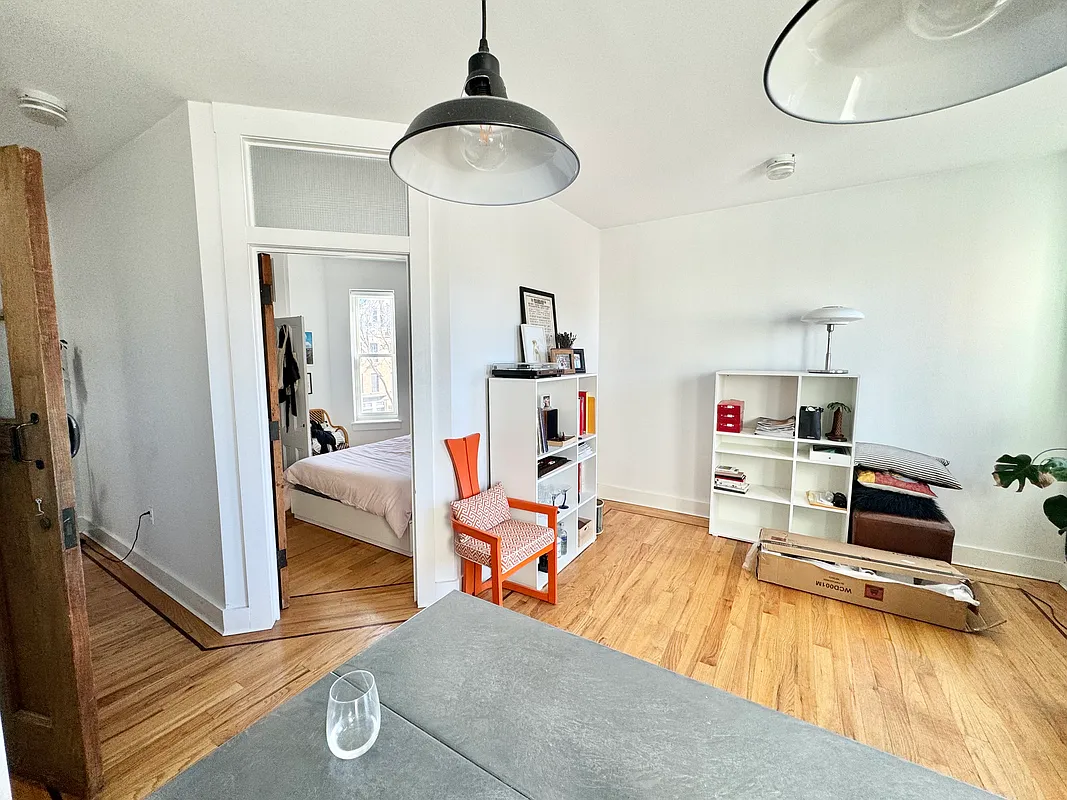 I’m looking for someone to take over my lease in my lovely apartment. I'd love to find someone to sign the lease immediately. The apartment is just few blocks from all transportation and stores; Close to the subway (red line) and multiple restaurants.
Hove living in this apartment - we have lots of natural light, a ton of storage space, and pets are allowed as long as they are well trained.
The bedroom comes with a/c, heating, a large closet and wifi. Some space in the kitchen and bathroom is available for temporary storage.
The building has an elevator and a live-in super, and has been a joy to live in.
Seeking someone that is easy-going, clean and transparent.
Message to schedule viewing;