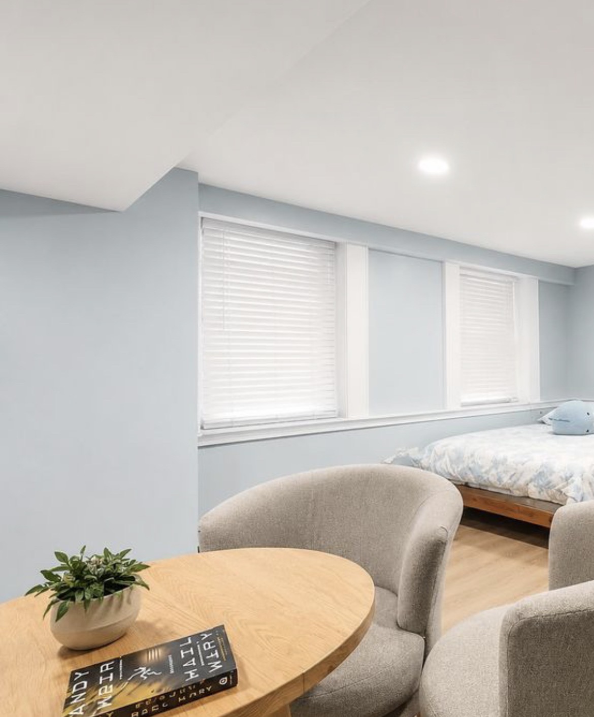 One bedroom apartment for rent! Fully furnished and pet-friendly, with dedicated parking. Month-to-month lease. Interested? Contact Catheash@gmail.com for details and to schedule a viewing. Look forward to hearing from you!