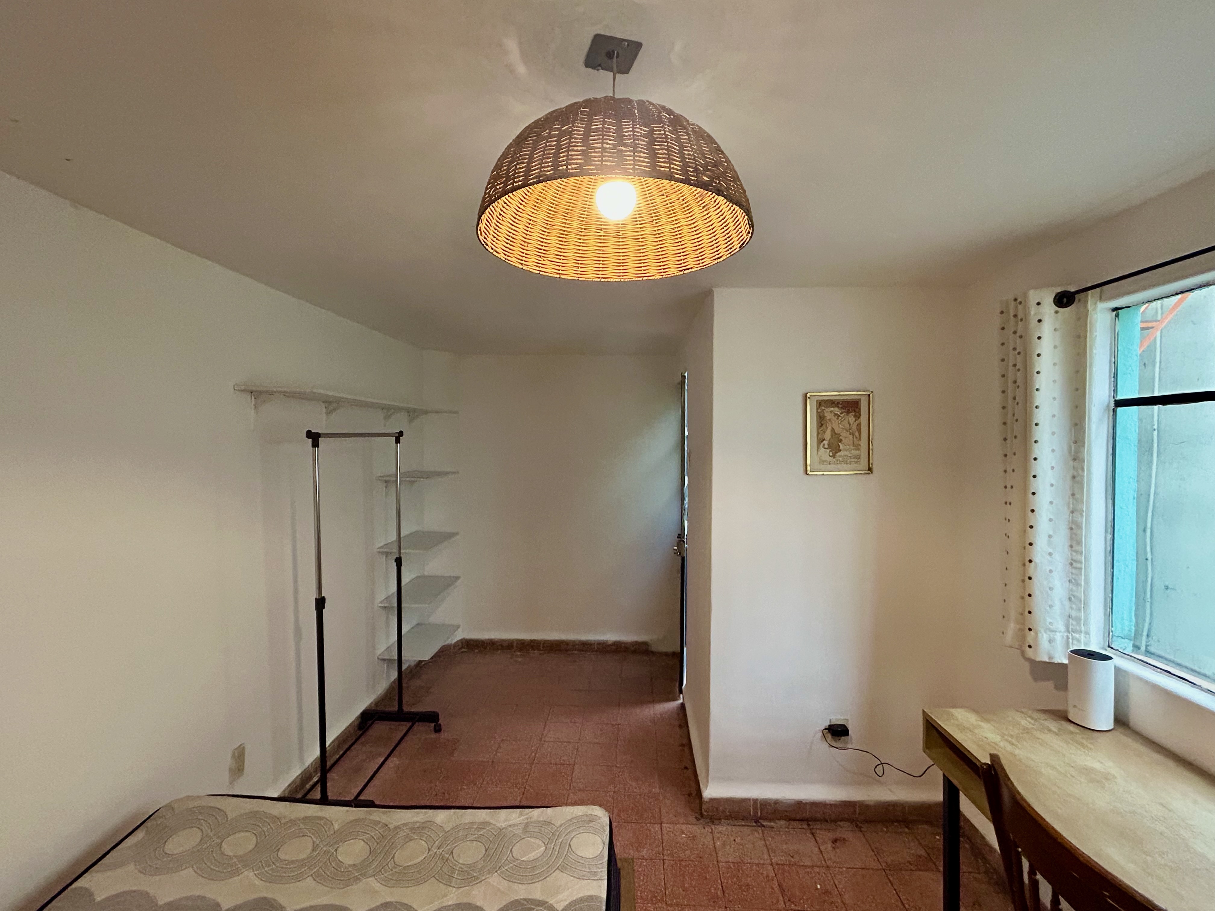 Habitación en linda casa con jardin, Liverpool Polanco
Buscamos roomie para nuestra linda casa con amplio patio/jardín en la Anzures! Excelente ubicación, calle y colonia muy tranquila, pero muy bien conectado, a 2 cuadras de Liverpool Polanco y de Av. Horacio y Masaryk.
Somos: Daniela, Lucia, Mayek, Montse, Eduardo, Marco y Claudia de Mexico :)
La casa tiene 3 niveles, hay mucha privacidad entre una recamara y otra y generosos espacios. Amplia estancia, comedor, desayunador, hall, dos jardines (delantero y trasero), cocina equipada, un lugar de estacionamiento, cuarto de lavado con 2 lavadoras y una secadora a gas.
Hay 4 baños completos y un medio baño, a modo de que 2 roomies comparten 1 baño.
1. Habitación median, amueblada con cama, colchón, escritorio, closet. Renta 4700 + 800 (servicios) ( wifi 150mb con sistema mesh, limpieza 2 veces por semana, agua, gas, luz). Renta $5500
Buscamos a alguien buena onda, que quiera ser parte de nuestra comunidad, no solo busque el lugar como un hotel.
Citas & Informes a: 5541852190