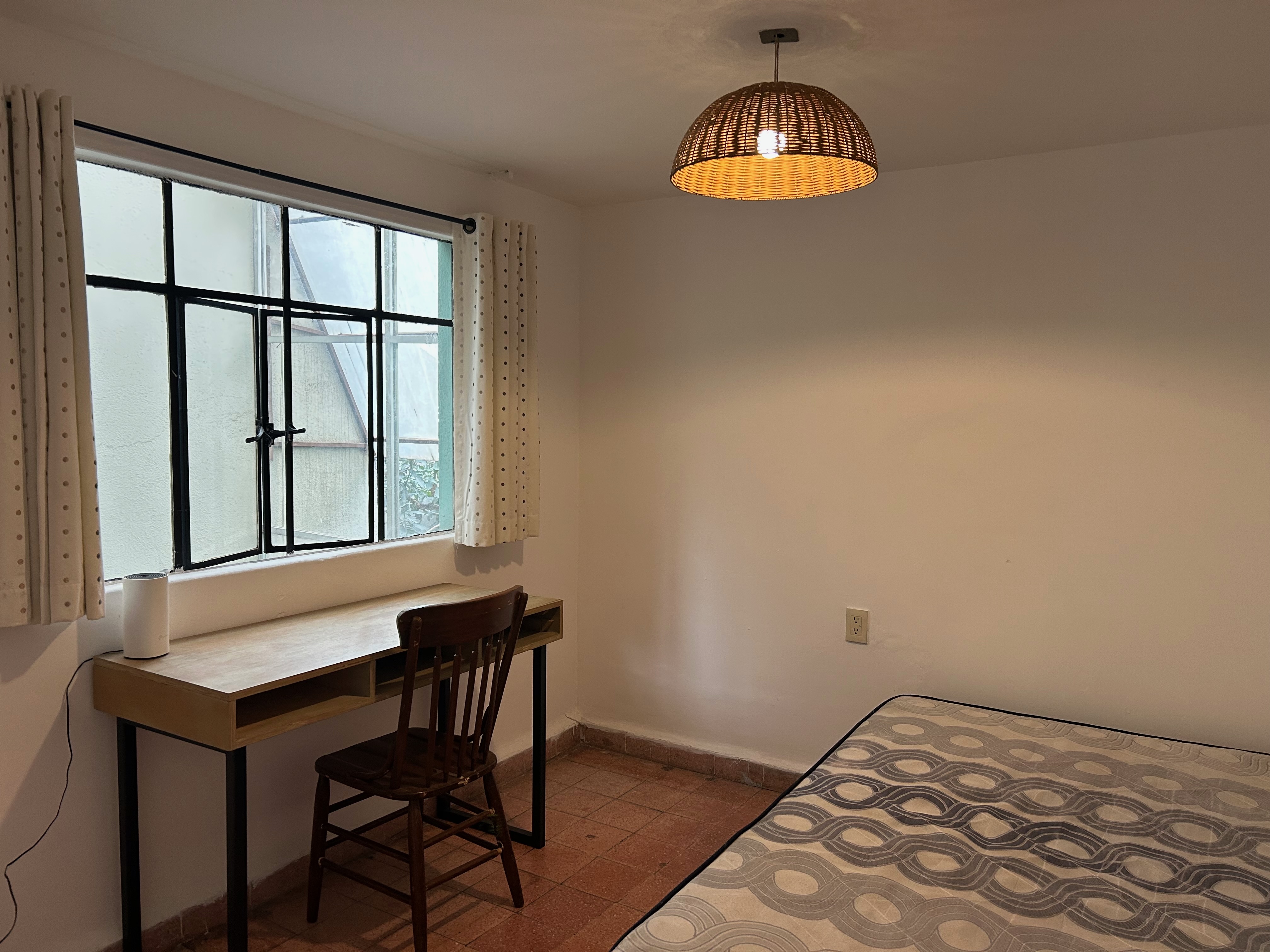 Habitación en linda casa con jardin, Liverpool Polanco
Buscamos roomie para nuestra linda casa con amplio patio/jardín en la Anzures! Excelente ubicación, calle y colonia muy tranquila, pero muy bien conectado, a 2 cuadras de Liverpool Polanco y de Av. Horacio y Masaryk.
Somos: Daniela, Lucia, Mayek, Montse, Eduardo, Marco y Claudia de Mexico :)
La casa tiene 3 niveles, hay mucha privacidad entre una recamara y otra y generosos espacios. Amplia estancia, comedor, desayunador, hall, dos jardines (delantero y trasero), cocina equipada, un lugar de estacionamiento, cuarto de lavado con 2 lavadoras y una secadora a gas.
Hay 4 baños completos y un medio baño, a modo de que 2 roomies comparten 1 baño.
1. Habitación median, amueblada con cama, colchón, escritorio, closet. Renta 4700 + 800 (servicios) ( wifi 150mb con sistema mesh, limpieza 2 veces por semana, agua, gas, luz). Renta $5500
Buscamos a alguien buena onda, que quiera ser parte de nuestra comunidad, no solo busque el lugar como un hotel.
Citas & Informes a: 5541852190