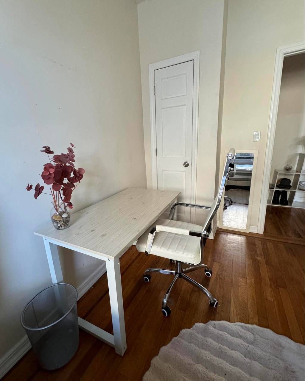 Rent a room for a girl in Astoria, One girl and one guy live in the apartment. Furnished room in a spacious 3-rooms apartment, large kitchen and clean bathroom. Safe and clean area with everything you need within walking distance. Shop in one block, laundry on the first floor, many restaurants. To the subway 10 minutes on foot (R, M, W, N trains), and 15 minutes to Manhattan. Dm if you have any question 3476658190