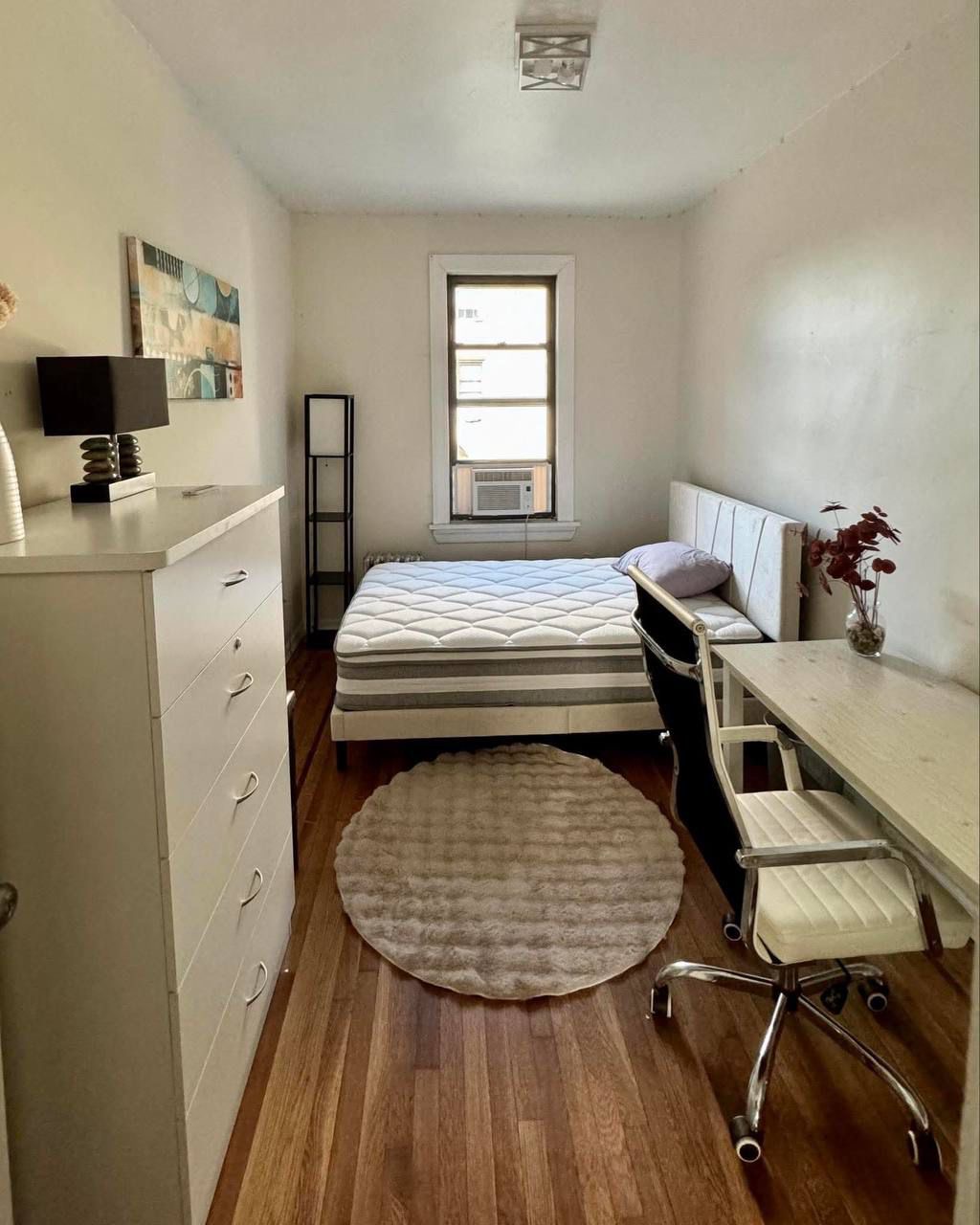 Rent a room for a girl in Astoria, One girl and one guy live in the apartment. Furnished room in a spacious 3-rooms apartment, large kitchen and clean bathroom. Safe and clean area with everything you need within walking distance. Shop in one block, laundry on the first floor, many restaurants. To the subway 10 minutes on foot (R, M, W, N trains), and 15 minutes to Manhattan. Dm if you have any question 3476658190