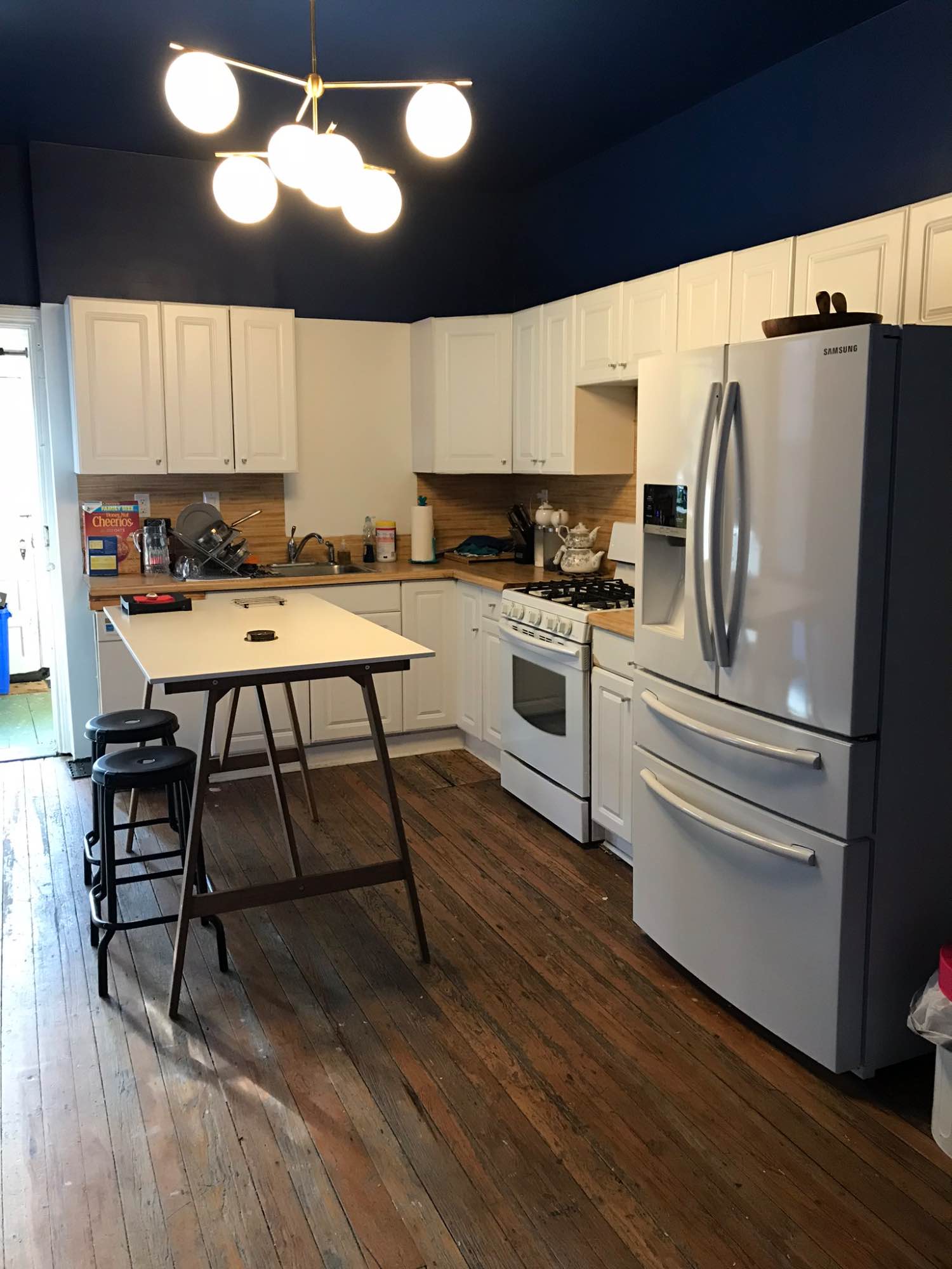 Three bedroom house with artistic touches. Renovated bathroom and kitchen. Flexible and open creative types. 