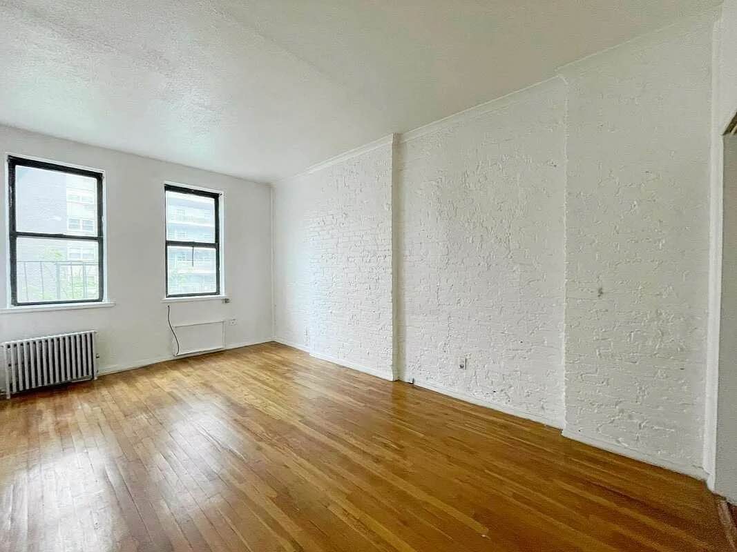 Charming East village studio 1 block from Tompkins square park and the East River. Close to the best bars, restaurants and cafes the East village has to offer. 