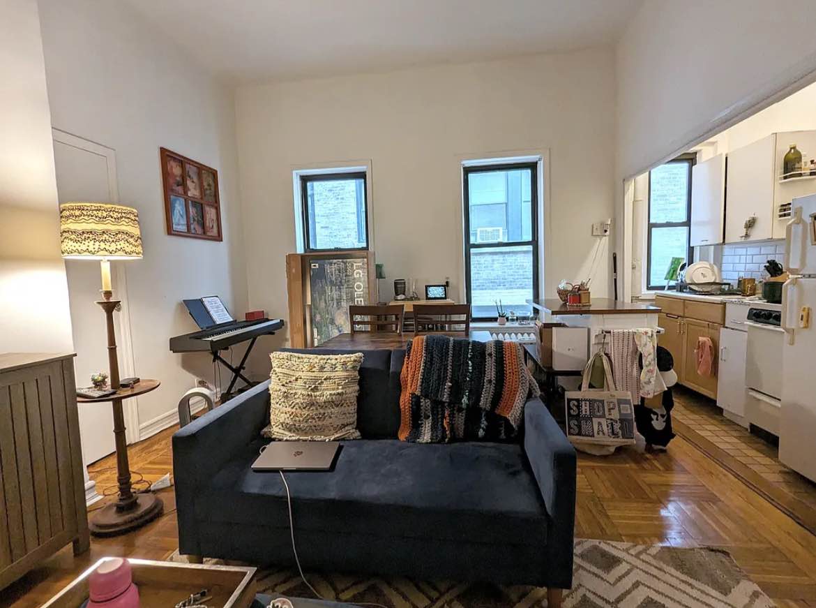 Cool apt surrounded by trendy restaurants, lively bars, boutique shops and Tompkins Square Park just steps away.
Steps to F/M at 2nd Ave & L at 1st Ave for fast Brooklyn/Manhattan access. 5 minutes walk to 6 train (Astor Place). M15 Select Bus on 1st/2nd Aves and walkable to Union Square & Lower East Side. Available now!