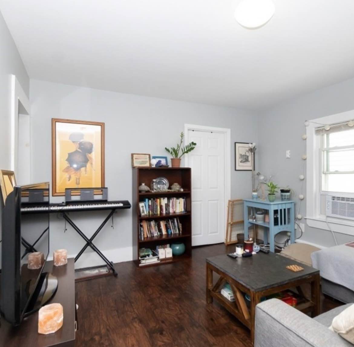 I'm offering a charming one-bedroom apartment, fully equipped with everything you need. If you'd like to learn more or arrange a viewing, please email me at Jeryrag@gmail.com. I'll get back to you quickly to answer any questions you may have.