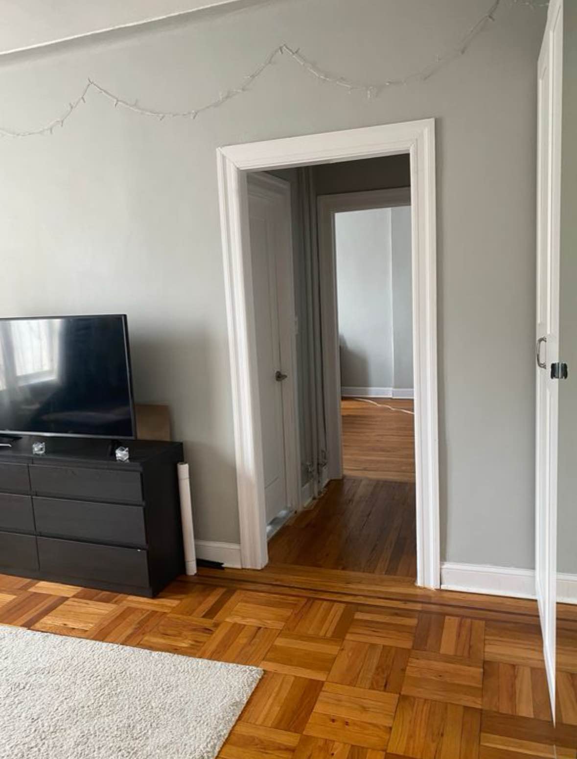 I’m looking for a roommate to take over my lease in my lovely apartment. I'd love to find someone to sign the lease immediately. The apartment is just few blocks from all transportation and stores; Close to the subway (red line) and multiple restaurants.
Hove living in this apartment - we have lots of natural light, a ton of storage space, and pets are allowed as long as they are well trained.

The bedroom comes with a/c, heating, a large closet and wifi. Some space in the kitchen and bathroom is available for temporary storage.

The building has an elevator and a live-in super, and has been a joy to live in.

I'm in my late-20s and work in tech and publishing - I love movie nights, dinners with friends, long walks around the city, and all manner of arts and crafts.

Seeking someone that is easy-going, clean and transparent.

Message to schedule!