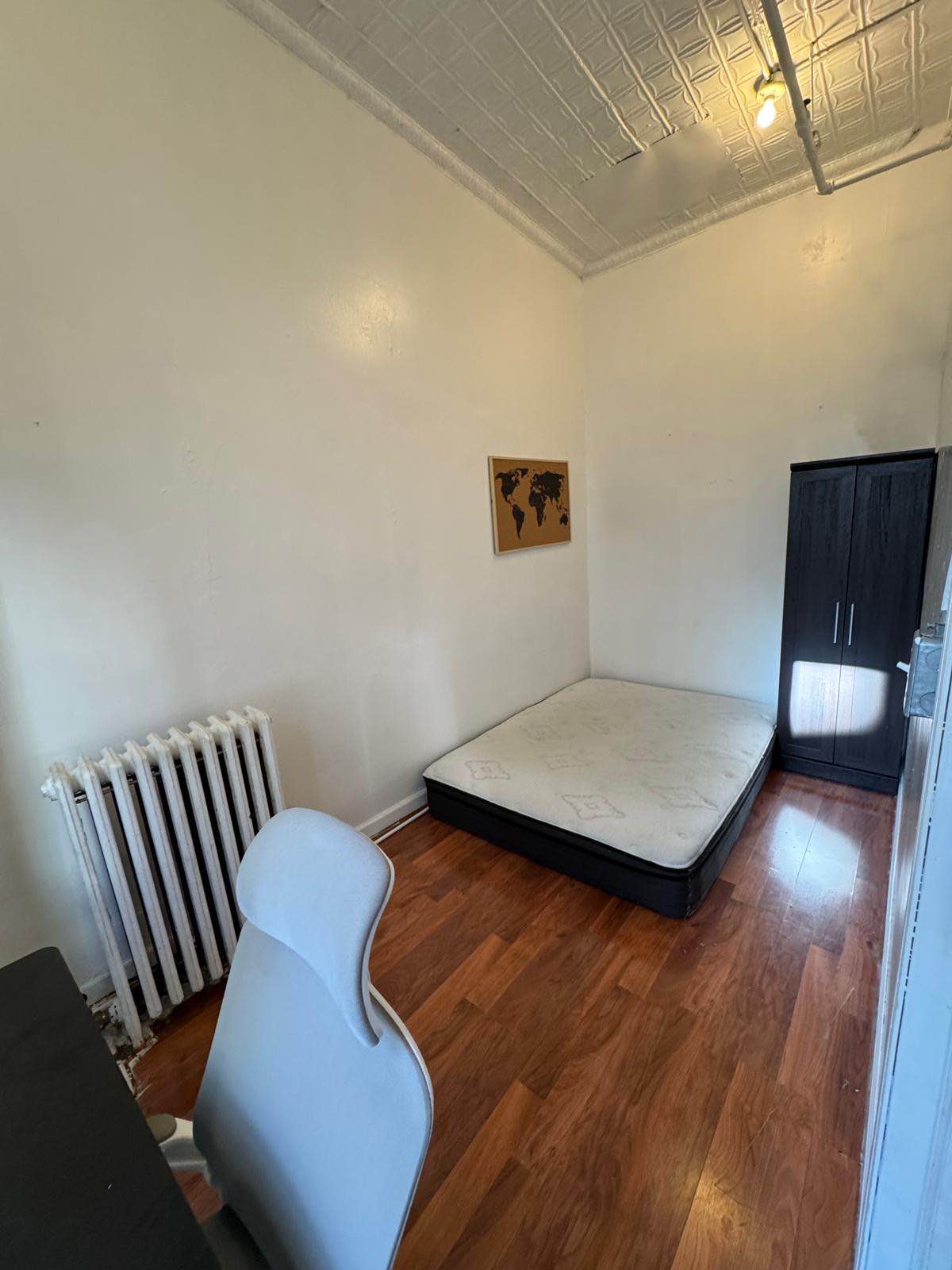 No broker or hidden fees!
Huge 6th floor apartment in Broadway/Nomad area. Extremely sunny and with a huge living room.
The room available is the sunniest and biggest of the apartment facing south.
We are 2 males and 1 female. (2 young business professionals and 1 student at NYU). We are very sociable, chill, and friendly. Feel free to stop by and meet us as well as see the space.
Lease until May 31st 2025.
Possible to extend it.
Required 1 month deposit to guarantee your room.
Flexible leasing available too.
