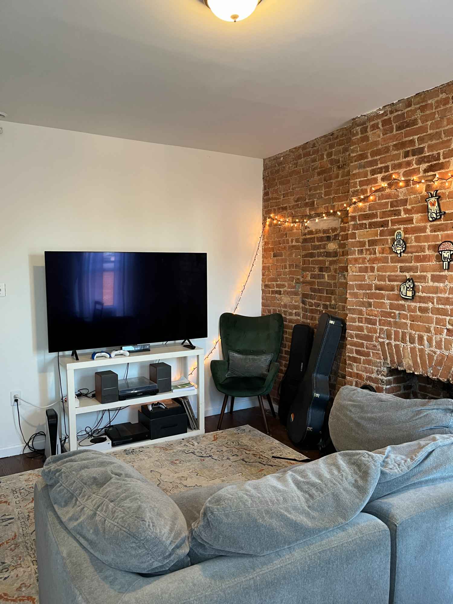 Looking for a someone to join 3 laid back roommates in a quiet Brownstone nestled between Crown Heights and Prospect Heights. Great location for working in lower Manhattan or downtown Brooklyn. We are approx. 10-15 minutes from the C/Q/2/3/4/5 trains. The neighborhood boasts a litany of great restaurants, bars, and culture. Only a 10 minute walk from the museum, botanical garden, library, and Prospect Park.

Two of us have lived in the building for a couple of years and hope to stay for some time. The landlord's family lives on the first couple floors of the building and are quick to solve any maintenance requests we've these past couple of years. They are very friendly and will keep the rent steady to hang on to good tenants.

We work in the city and spend most days out of the Apartment. Two of us eat out primarily so the kitchen is usually free. Usually, most people relax in their rooms at night. Open to being friends but introverts are more than welcome to apply! We don't typically host that often but you are more than welcome to do so, as long as its not too noisy. We mostly operate on a "clean up after yourself system" with the occasional team deeper cleaning and its worked out so far. Looking forward to meeting with you.