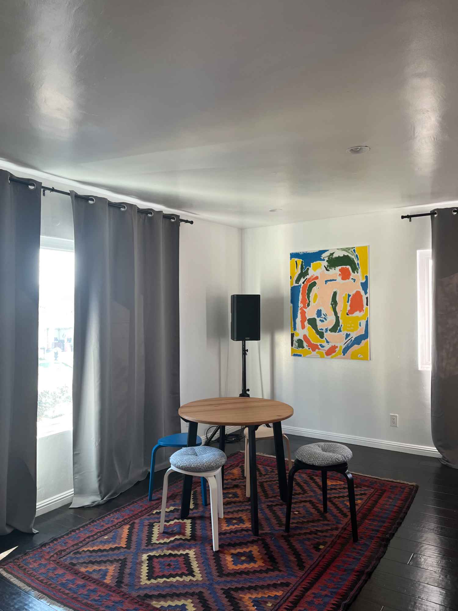 Very calm. The house is huge and sometimes you don't see your roommates for a while, but other times people like to hang out in the front porch. Everyone is super friendly and nice. 