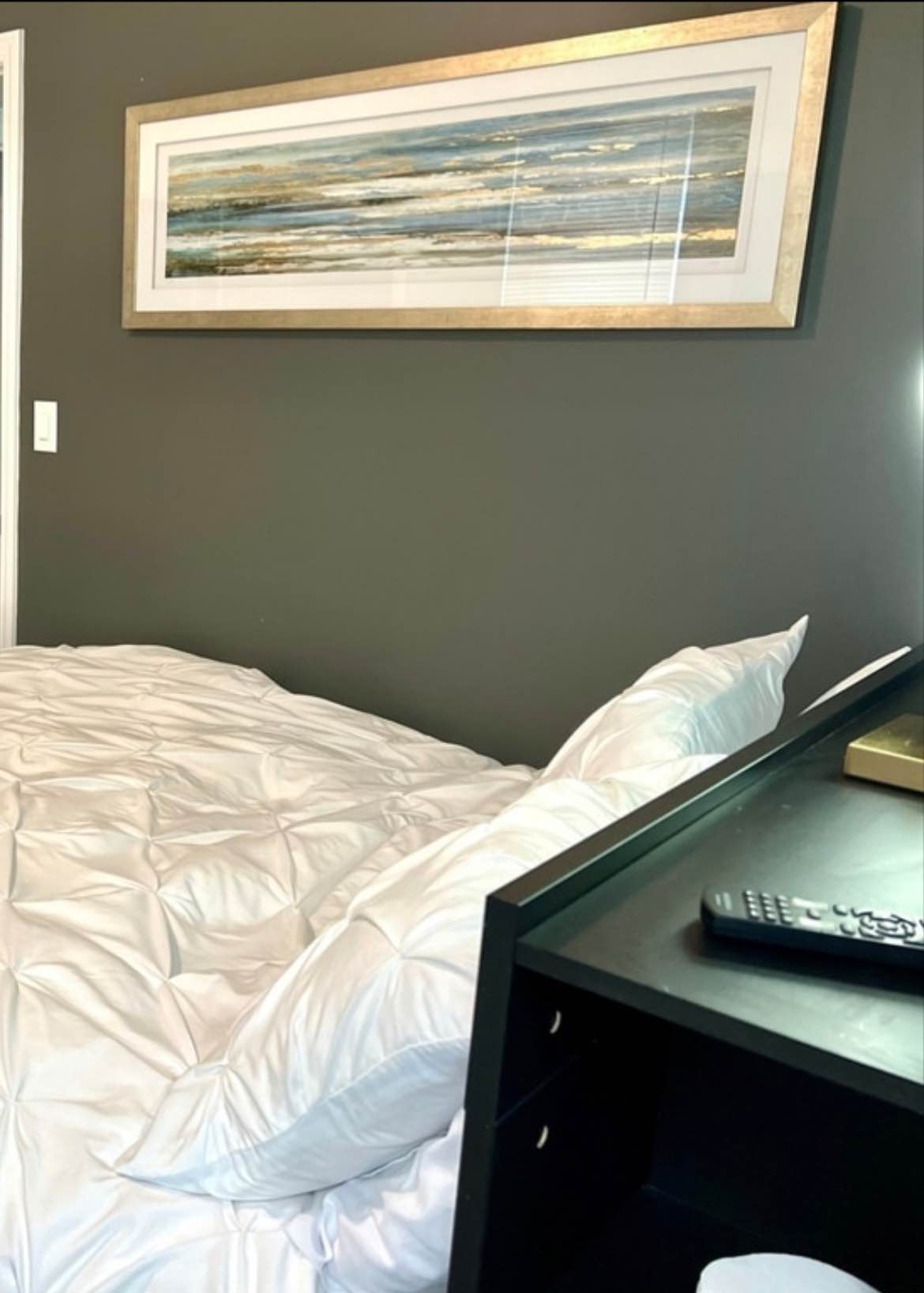 charming and meticulously maintained one-bedroom apartment. This ideal unit is perfectly suited for a single professional or a couple. For inquiries or to arrange a viewing, please contact Swarezgary@gmail.com.
