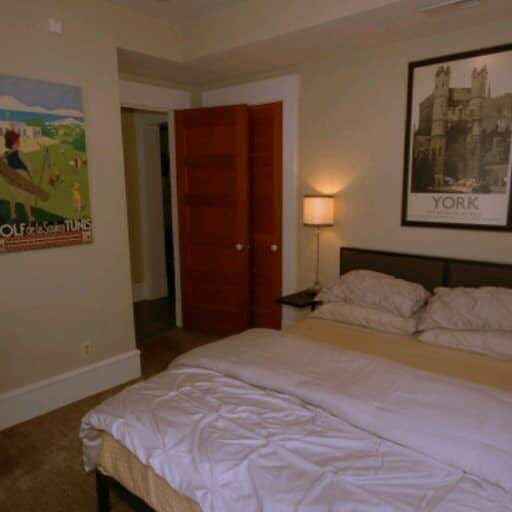 Nice well kept home furnished private room now available in my in two bedrooms apartment! This is a great neighborhood centrally location. Everything are near by banks, stores, Night life, mini mart, fast food, shopping mall, a big store selling gadgets and most importantly things is that the train station is just 2 blocks away… Pet are allowed as far as they are not destructive and It is available for both long and short lease.. Please kindly contact me 
me here:
Email: prettytammyneil8732@gmail.com 
WhatsApp: 717-461-2023
Zangi 5393052049 
For further information and more pictures... Thanks 
Tammy.....