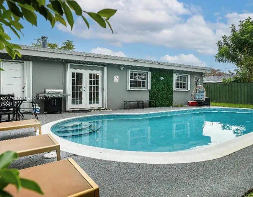🌴 THE POOL HOUSE – WHERE GROWTH MEETS GOOD VIBES 🌊
🏡 ONLY 2 spots available for 1 MALE AND 1 FEMALE in their 20s – join an inspiring home full of peace, purpose, and positivity.
Looking for a Responsible & Focused Young Professional / Student who is comfortable sharing a really large room and will live with a small group of co-ed respectful, motivated young professionals focused on leveling up in life.
📍 Location:
-Boulevard Heights, Hollywood, FL (so close to Broward College South Campus & The Hard Rock)
-Minutes from
-Close to Walmart, Publix, Aldi, gyms, and restaurants
__________________________
🌊 The House:
A vibrant BA home with a beautiful pool, tropical backyard, and peaceful energy designed for focus, community, and self-growth.
-Fully furnished & move-in ready November th. Reach out today to talk and apply! Fast Approvals
-You’d be sharing a huge room with another young professional around your age and gender in a tea tree-infused super comfy memory foam bunkbed. You will have your own storage spaces, plenty of space for storage.
Male Room: - Your roommate is from South Africa, 27, an assistant manager at the Hilton, extremely respectful, proper, fun, clean, driven, quiet, and focused. He’s the type of guy who elevates the household.
✨ Female Room: - Your roommate is in her mid-20s, a full-time student and music producer. She’s sweet, clean, inspiring, organized, creative, and cooks/bakes often. Amazing energy.
Happy to introduce you :)
-Central A/C & fast Wi-Fi
-Desk stations for work/study
-Laundry room, full kitchen, and cozy lounge areas
-Outdoor lounge with pool & palm trees
-Driveway & street parking available
-No Pets
💰 Price: $850 + monthly matainence & split utilities (cheap because split)
_____________________
🌞 ABOUT THE POOL HOUSE:
This home is for young professionals and students who value peace, progress, and purpose.
We believe in brotherhood and sisterhood, supporting each other’s dreams, staying focused, and growing together.
“As we rise, we lift one another. As we grow, we glow.”
____________________________--
💡 MORE THAN A PLACE TO STAY – A COMMUNITY THAT INSPIRES:
-Chill yet productive environment
-Respectful, drama-free, and goal-oriented housemates
-Shared dinners, deep talks, and good energy only ✨
-Pool days + creative nights (a perfect balance of work and play)
________________________
🌴 Neighborhood Highlights:
- min from Hard Rock Casino
-Quick drive to beaches and parks
-Peaceful and safe area
-Everything you need within minutes
🚨 Only 1 spot left – Available now!
If this ad is up, we’re still interviewing.
📞 Call or text 516 643 8814 for a quick chat and to schedule your visit.
Come live where motivation meets relaxation. Let’s grow and thrive together at The Pool House! 🌊✨