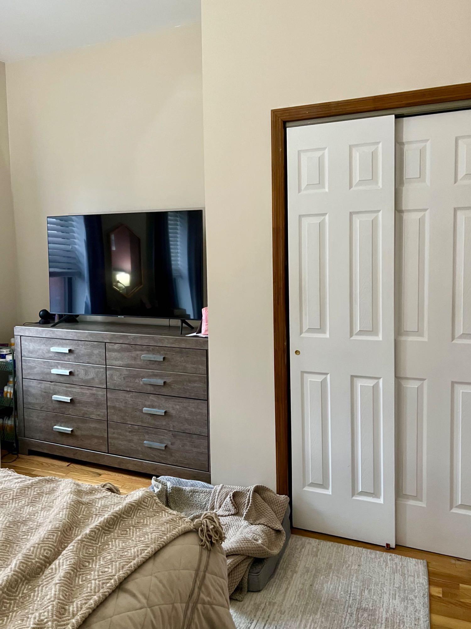 Hi! I’m looking for a female roommate to share a 2BR 1BA apartment in Carroll Gardens, close to great restaurants and cafes.

Sunny, spacious room with big windows, with modern appliances. 
Utilities are about $100 per person, per month.

The apartment is 10min away from F/G train (Carroll St Station) — with lots of city bike stations around. 

I’m your roommate, a female professional in my early 30s, working as a designer in Dumbo with full days in the office. I keep the apartment clean and quiet and expect the same from my roommate. 