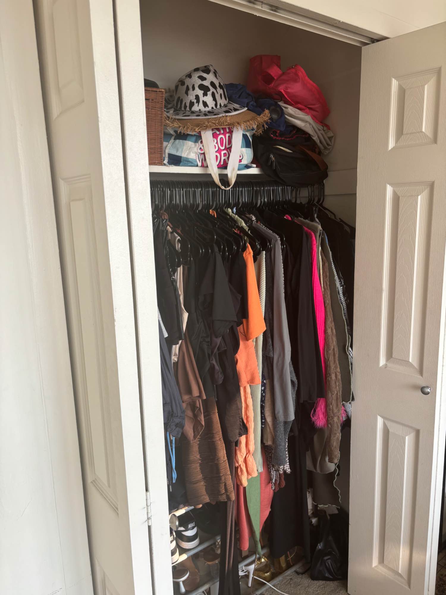 Hi  i currently live here with a roommate who’s moving out and looking for someone to take over the room. Really nice area with lots of shops and restaurants , comes with a dog park and a few peaceful parks nearby, has a balcony, gym and laundry room. There’s a pool in the complex if wanted and a mini store in middle of complex. Feel free to ask any questions 