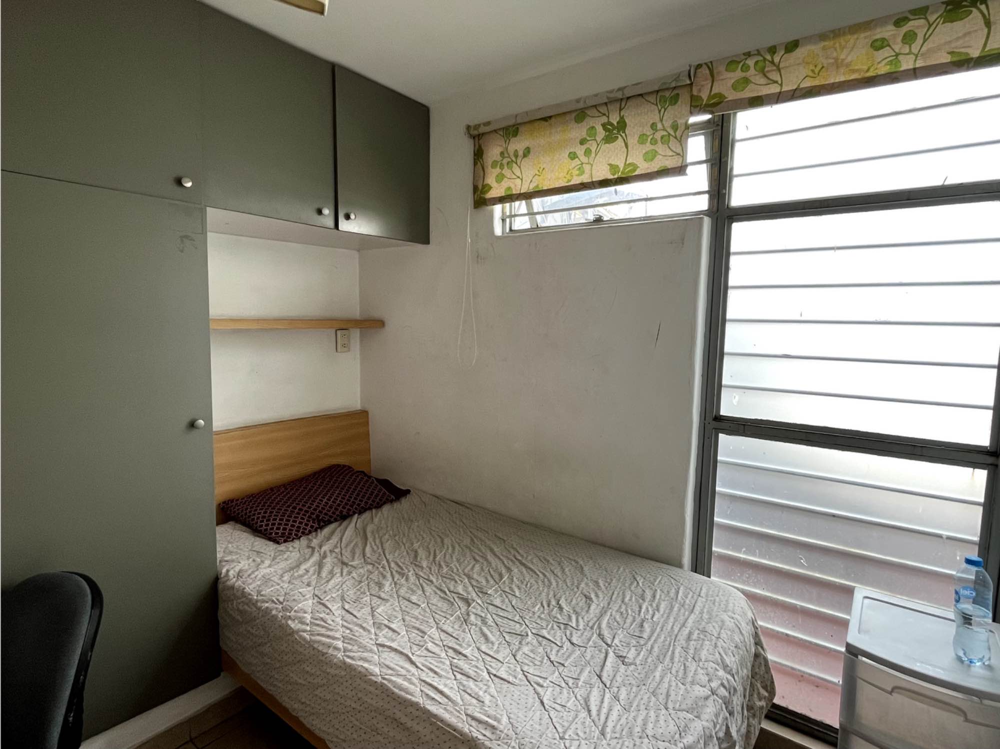 Habitación pequeña amueblada disponible. 
Nuestro departamento en Condesa esta completamente amueblado, tiene 3.5 baños y las habitaciones están distribuidas en 2 niveles, el departamento se comparte con 5 roomies en total somos Francisco, Arantxa, Kaia, Pablo. 
La habitación se encuentra en segundo piso, y esta disponible para mudarse. 
Recamara pequeña Renta $5,000 servicios incluidos (gas, luz, agua, internet, limpieza a la casa) habitación semi amuebladas con cama, base de cama, escritorio y closet. 
Buscamos a alguien petfriendly ya que tenemos 2 perros en el departamento. No se permiten mascotas. Pedimos deposito en garantía de una renta mensual. Estancia mínima de 5/6 meses.
Nuestra casa generalmente es tranquila, nos gusta la convivencia entre roomies. Estamos en busca de gente que quiera ser parte de nuestra comunidad, alegre y libre de dramas. Si te apetecemos como tus futuros roomies ¡Nos encantaría conocerte! 
El departamento esta ubicado frente a la embajada Rusa . El vecindario es tranquilo, seguro. 
Citas & informes 5541852190 :)
