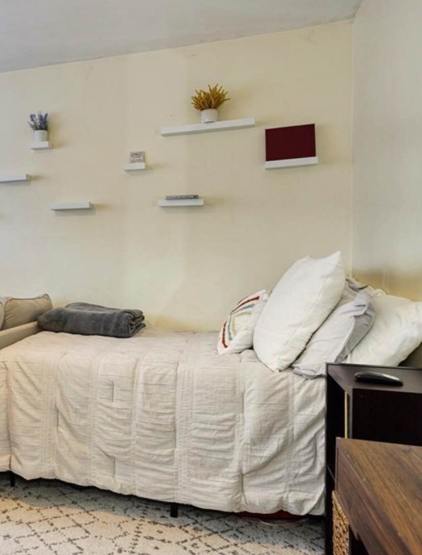 One Bedroom Apartment for Rent
Spacious and well-maintained 1BR apartment available now. Great location and amenities. For more details or to schedule a viewing, please contact jeryraf@gmail.com.
