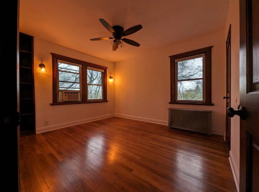 3 Bedroom, 3 Bathroom Apartment for Rent!

Enjoy luxury living at an affordable price! Our fully furnished apartment features:

- Brand new utilities
- Full-size kitchen and bathroom
- 1,000/month (slightly negotiable)
- Parking space included
- Pet-friendly
- All utilities included:
    - Hydro
    - Heat
    - Water
    - Refrigerator
    - Washer and dryer
    - Electricity
    - Wi-fi
    - And more!
