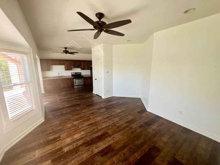 Beautifully updated spacious studio apartment in a prime location! Just minutes from South Park, Downtown San Diego, and Balboa Park, this unit offers the best of both comfort and convenience.
Unit Highlights:
Spacious 600sq/ft of open layout with warm tones throughout
Built-in closet with shelving system
Fenced-in yard and porch
Plenty of street parking
Large private patio — perfect for outdoor relaxation
Oversized walk-in closet + plenty of extra storage
Upgraded kitchen with full-size stainless steel appliances
Modern stove/oven, refrigerator, and garbage disposal included.