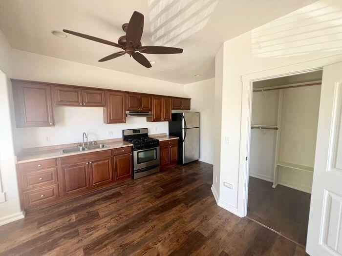 Beautifully updated spacious studio apartment in a prime location! Just minutes from South Park, Downtown San Diego, and Balboa Park, this unit offers the best of both comfort and convenience.
Unit Highlights:
Spacious 600sq/ft of open layout with warm tones throughout
Built-in closet with shelving system
Fenced-in yard and porch
Plenty of street parking
Large private patio — perfect for outdoor relaxation
Oversized walk-in closet + plenty of extra storage
Upgraded kitchen with full-size stainless steel appliances
Modern stove/oven, refrigerator, and garbage disposal included.