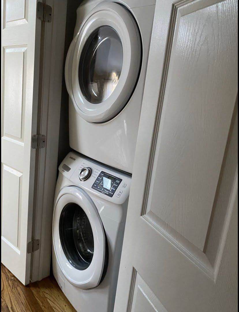 ✨ Mordern Living Awaits You! ✨
Step into the perfect blend of style, comfort, and convenience in this stunning one-bedroom apartment designed with today’s lifestyle in mind.
🌟 Features You’ll Love:
• Bright open-concept living + dining space with endless natural light
• Sleek, fully equipped kitchen with stainless steel appliances & generous storage
• Cozy bedroom retreat with a spacious closet
• Stylish modern bathroom with updated finishes
• In-unit washer & dryer for ultimate convenience
• Relaxing private balcony—your own spot for fresh air & unwinding
• Pet-friendly community—because your furry friends deserve comfort too!
📍 Perfect Location:
Nestled in a quiet, well-maintained building just minutes from the train station, with quick access to highways & public transportation—your commute couldn’t be easier!
Don’t wait—apartments this good go fast!
📲text (aaronjwallace303@gmail.com)to schedule your private tour today!