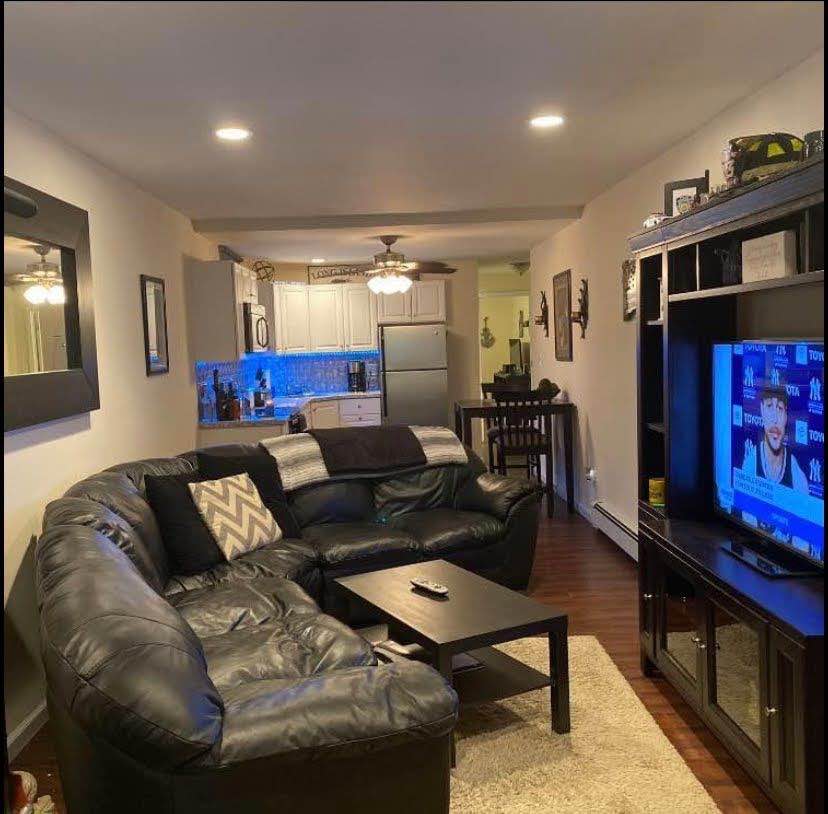 ✨ Mordern Living Awaits You! ✨
Step into the perfect blend of style, comfort, and convenience in this stunning one-bedroom apartment designed with today’s lifestyle in mind.
🌟 Features You’ll Love:
• Bright open-concept living + dining space with endless natural light
• Sleek, fully equipped kitchen with stainless steel appliances & generous storage
• Cozy bedroom retreat with a spacious closet
• Stylish modern bathroom with updated finishes
• In-unit washer & dryer for ultimate convenience
• Relaxing private balcony—your own spot for fresh air & unwinding
• Pet-friendly community—because your furry friends deserve comfort too!
📍 Perfect Location:
Nestled in a quiet, well-maintained building just minutes from the train station, with quick access to highways & public transportation—your commute couldn’t be easier!
Don’t wait—apartments this good go fast!
📲text (aaronjwallace303@gmail.com)to schedule your private tour today!