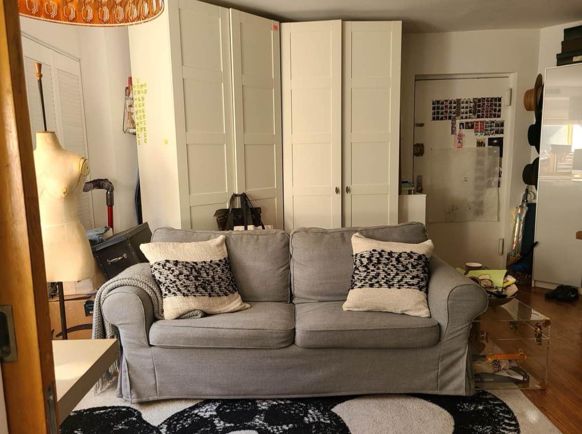 This unit offers an open, airy layout and abundant natural light flooding every corner.
Beautiful hardwood floors throughout, complemented by ample closet space and a modern kitchen.
The bedroom easily accommodates a king-size bed plus extra furniture for added comfort.
Set in a peaceful, well-maintained building that prioritizes quiet living.
Ideal for relaxed, comfortable city life in a prime location!