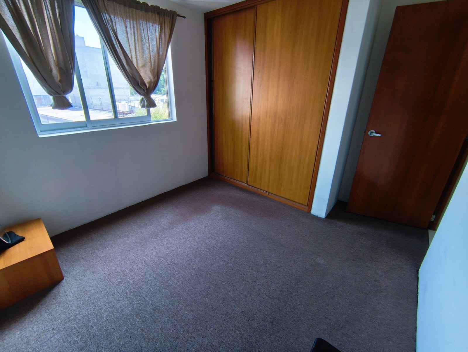 🏡 Habitación amplia, luminosa y tranquila en departamento compartido en Vertiz 273, Colonia Doctores, muy cerca de Narvarte, Roma Sur y centro.
💰 Renta mensual: $8000 no incluye servicio los compartimos en partes iguales
🛏️ Opción amueblada: cama, colchón y buró básico si el inquilino lo requiere.
🧭 El departamento cuenta con:
– Cocina equipada
– Sala y comedor compartidos
– Baño compartido con una sola persona
– Limpieza semanal incluida
– Sin cajón de estacionamiento (hay pensiones a 1-2 cuadras)
🤝 Busco persona adulta, tranquila, ordenada y responsable.
Ambiente relajado, sin fiestas ni mascotas.
✍️ Contrato inicial de 6 meses, con posibilidad de renovar.
📍 Excelente ubicación y conectividad con transporte público.
📩 Si te interesa, escríbeme para agendar una visita o resolver dudas.