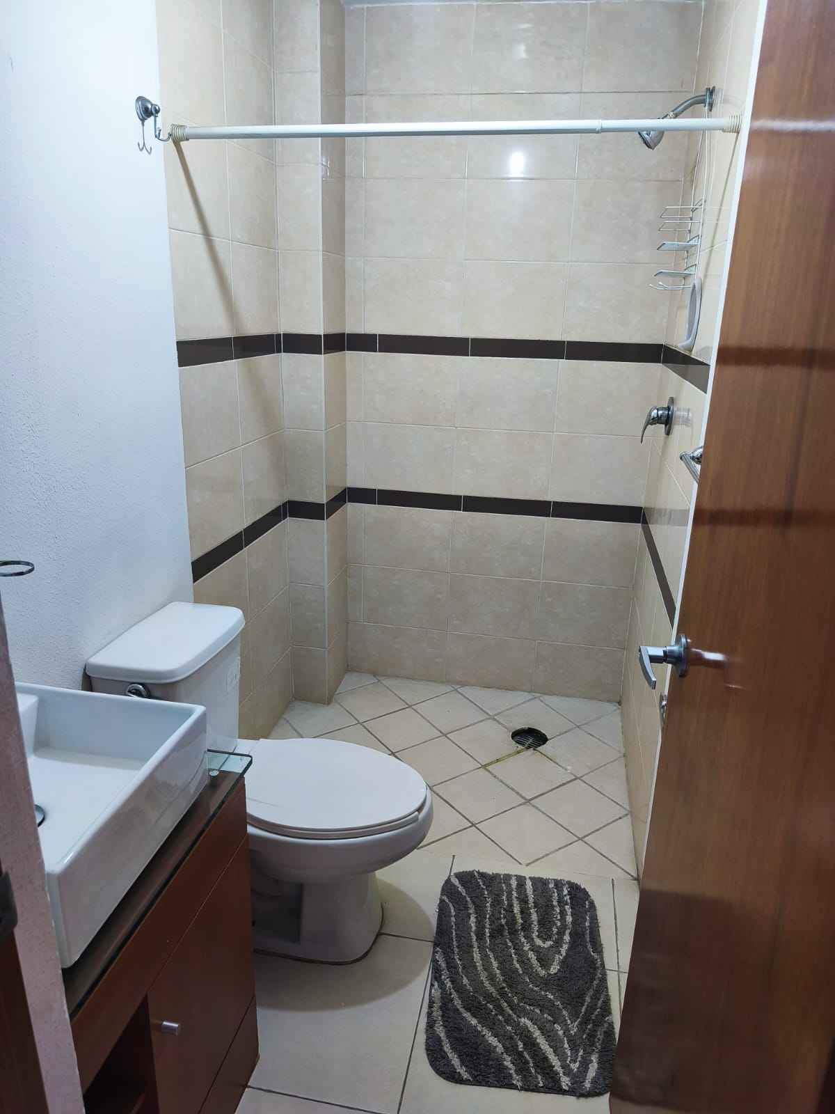 🏡 Habitación amplia, luminosa y tranquila en departamento compartido en Vertiz 273, Colonia Doctores, muy cerca de Narvarte, Roma Sur y centro.
💰 Renta mensual: $8000 no incluye servicio los compartimos en partes iguales
🛏️ Opción amueblada: cama, colchón y buró básico si el inquilino lo requiere.
🧭 El departamento cuenta con:
– Cocina equipada
– Sala y comedor compartidos
– Baño compartido con una sola persona
– Limpieza semanal incluida
– Sin cajón de estacionamiento (hay pensiones a 1-2 cuadras)
🤝 Busco persona adulta, tranquila, ordenada y responsable.
Ambiente relajado, sin fiestas ni mascotas.
✍️ Contrato inicial de 6 meses, con posibilidad de renovar.
📍 Excelente ubicación y conectividad con transporte público.
📩 Si te interesa, escríbeme para agendar una visita o resolver dudas.