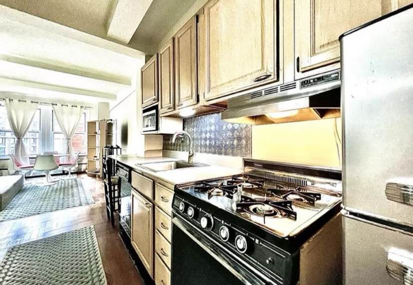 
Welcome to 433 West 34th Street. This impeccable Coop studio sits in the heart of the highly coveted Midtown Manhattan offering the perfect blend of historical charm and modern convenience. Step inside this spacious two-room haven and soak...