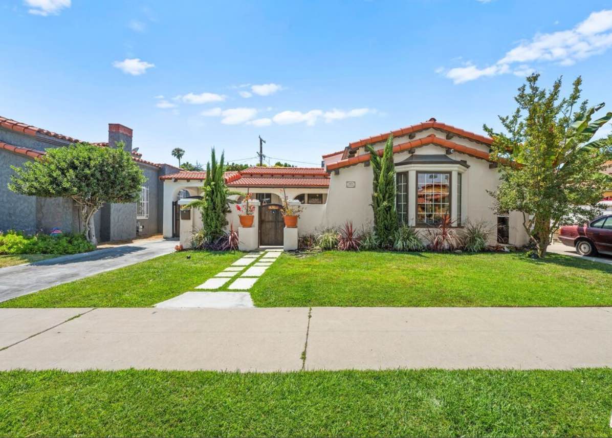 I’m looking for a housemate to share the house I moved into over 12 years ago in Roxton Ave, Los Angeles. The entire home is a 3bd/3ba. I’m renting out 1bd/1ba. The lease is month-to-month, but a one-year verbal commitment is preferred. Please review the listing in its entirety before messaging me.
$1550/MONTH RENT INCLUDES:
-Private unfurnished bedroom
-Private bathroom
-All utilities
-Electricity
-Internet
-Water
-2x/mo cleaning service
-Property maintenance
-Security camera monitoring
-One garage parking space
-One uncovered driveway parking space
-Full use of all common living spaces, kitchen, and in-unit washer/dryer
-Dogs are welcome with no additional fee. Small, well-behaved dogs preferred. (There are currently no pets in the home, but I love animals. I just don’t have any of my own.)
HOUSE DESCRIPTION: This is a fully renovated, Spanish-style residence located in Leimert Park, blending timeless charm with modern amenities. Step through the private gated entry into a serene courtyard with a fireplace and sitting area. Inside, the home's bright and airy floor plan showcases a modern chef's kitchen, engineered wood flooring, and stylish finishes throughout. Additional features include central ac and heat, Ring camera system with full perimeter coverage, and a completely fenced and gated property for privacy and security. Send me a message if you’re interested.