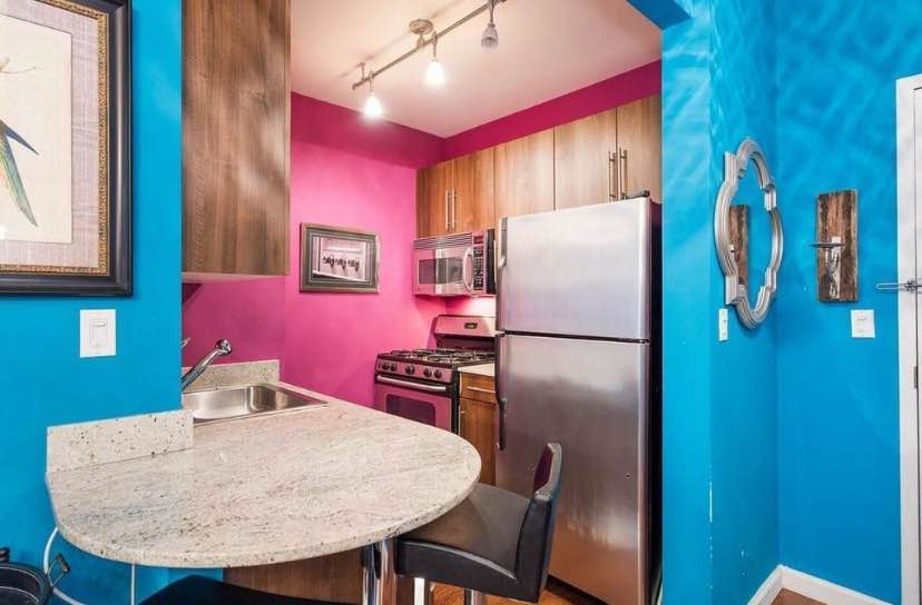 Lovely tranquil Alcove Studio apartment in the Heart of the Financial District. This apartment offers the convenience of a full service doorman and concierge services with all of the pre-war charm one could ever ask for . The kitchen has marble counter-tops with stainless steal appliances and the bathroom is designed with magnificent Italian Marble flooring.1 Wall Street Court, which was the Former "NY Cocoa Exchange" Building, holds its luxurious history and it's incredible design structure, which is reminiscent of the Flatiron Building. The Cocoa Exchange has exceptional amenities such as a beautifully landscaped roof deck, private Lounge, Media Room and the great convenience of a on-site Superintendent.