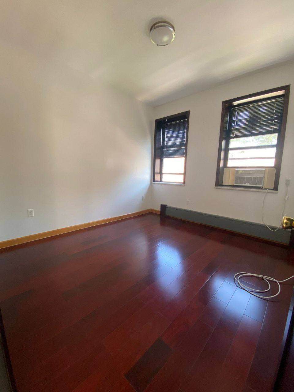 Affordable 3Bed/3Bath Apartment for Rent!

Fully furnished with brand new utilities
Full-size kitchen and bathroom
Rent: $700 negotiable/month (slightly negotiable)
Parking space included
Pets welcome!

Utilities included:

Hydro
Heat
Water
Refrigerator
Washer and dryer
Electricity
Wi-Fi
And more!

Message me for:
Virtual tour
More info
Schedule a viewing"