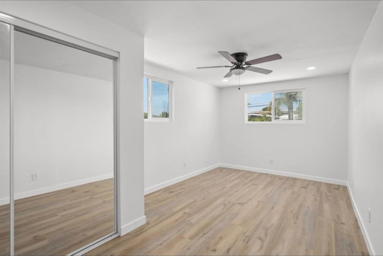 Looking for a clean, respectful, and responsible tenant to rent a large, fully furnished room in my shared home.
•Room Details:
•Size:19.5 ft x 10 ft
•Closet: 7.5 ft x 2.5 ft
•Fully furnished — just bring your own mattress
•Utilities included (Wi-Fi, water, electricity, etc.)
•Shared bathroom
•Backyard area for lounging and smoking (🚭 no smoking inside)
About the Home:
I am a live-in landlord
There are three friendly cats — renter must not be allergic
Cats stay in my room during the day and roam the hallway at night
Pets allowed (up to 2) — must be well-behaved, quiet, and cat-friendly
Lease Terms & Deposits:
💵 Rent: $1,650/month (utilities included)
🔒 Security Deposit: $1,000 (refundable)
🐾 Pet Deposit: $300 per pet (refundable)
📅 Month-to-month lease, with option to extend
Ideal Tenant:
✅ Clean and respectful
✅ Responsible and good communicator
✅ Comfortable in a pet-friendly home
📸 Photos coming Tuesday !
If interested, please message me for more details or to schedule a viewing.