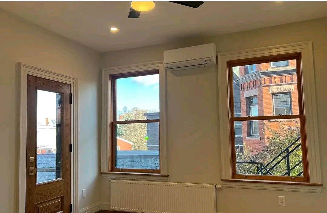 Spacious 3-bedroom apartment with 3 modern bathrooms, a large kitchen perfect for cooking, and convenient laundry facilities with washer and dryer. Enjoy plenty of natural light in the bedrooms and relax in the comfortable living room. All bills are included in the rent, so you can focus on making this apartment your home. Ideal for young professionals, couples, and students looking for a hassle-free living experience. Contact us today to schedule a viewing and take the first step towards making this apartment your dream home. Don't miss out on this amazing opportunity