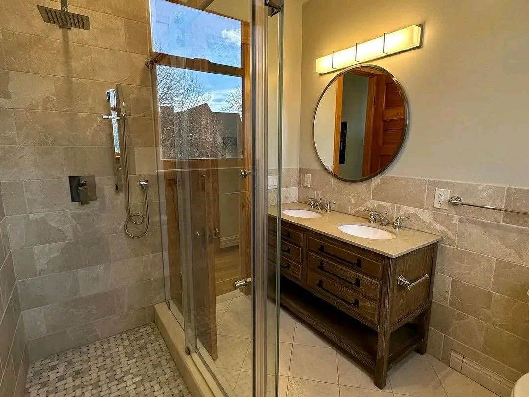 Spacious 3-bedroom apartment with 3 modern bathrooms, a large kitchen perfect for cooking, and convenient laundry facilities with washer and dryer. Enjoy plenty of natural light in the bedrooms and relax in the comfortable living room. All bills are included in the rent, so you can focus on making this apartment your home. Ideal for young professionals, couples, and students looking for a hassle-free living experience. Contact us today to schedule a viewing and take the first step towards making this apartment your dream home. Don't miss out on this amazing opportunity