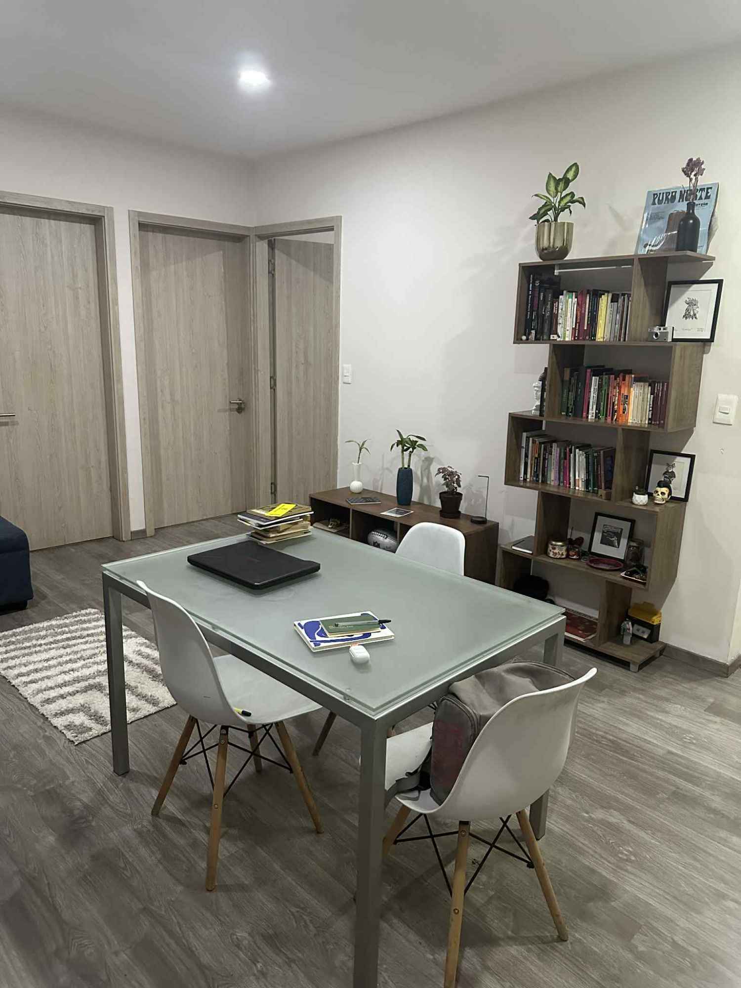 Lugar amplio con metro a una cuadra, trolebús y Metrobús a 3 cuadras. Me gusta la convivencia pero sé respetar los espacios, soy muy ordenado y limpio. Me dedico al cine, así que cuando filmo casi nunca estoy. Me interesan los libros, las películas y los deportes. Busco un roomie tranquilo, no importa el sexo ni la edad.