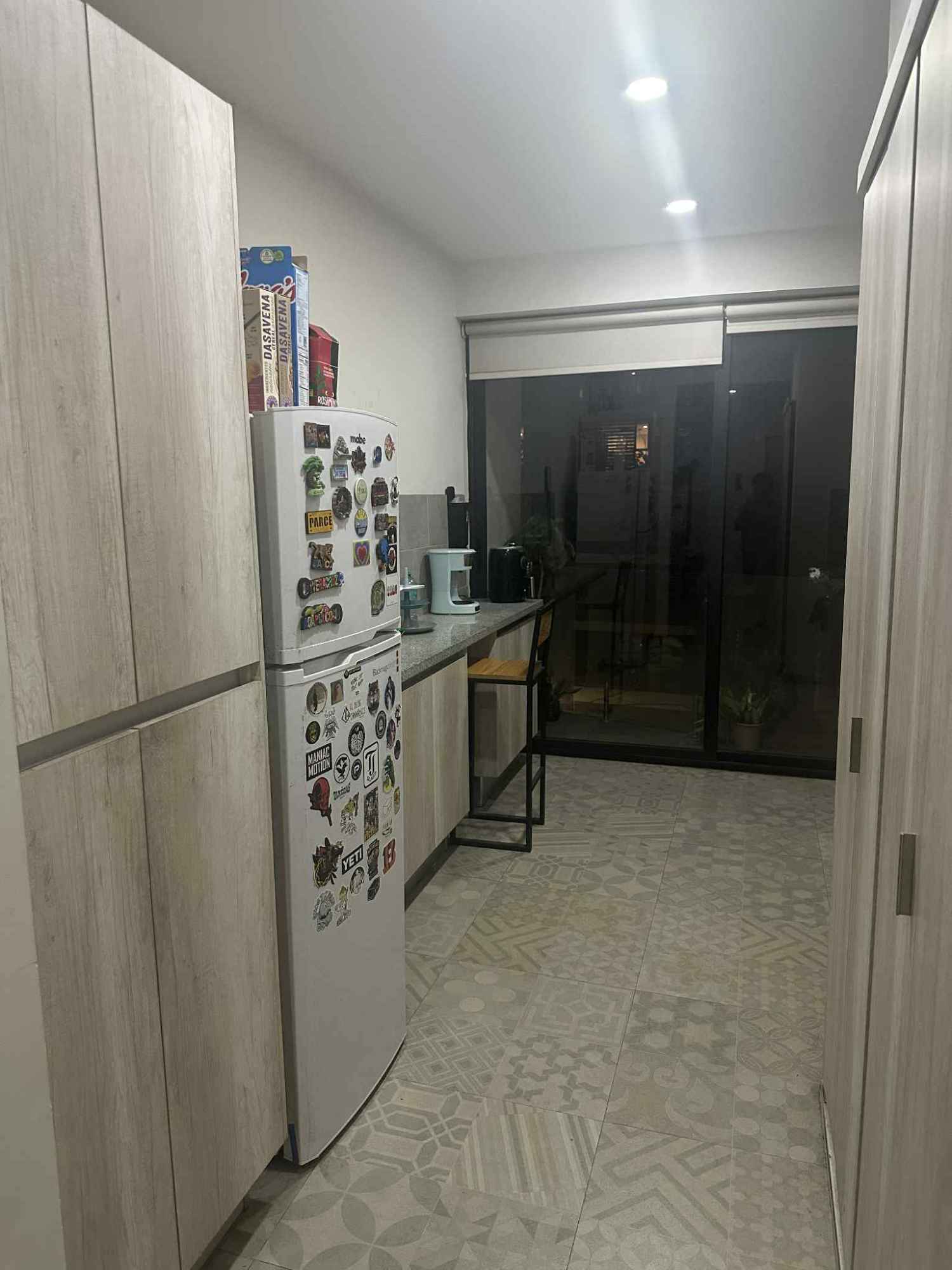 Lugar amplio con metro a una cuadra, trolebús y Metrobús a 3 cuadras. Me gusta la convivencia pero sé respetar los espacios, soy muy ordenado y limpio. Me dedico al cine, así que cuando filmo casi nunca estoy. Me interesan los libros, las películas y los deportes. Busco un roomie tranquilo, no importa el sexo ni la edad.