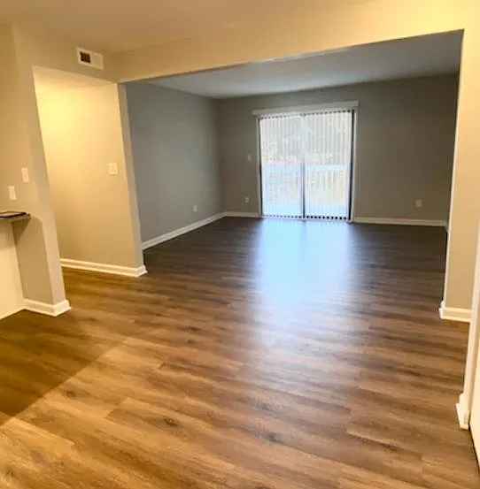 Private room in 2 bed 1 bath Apartment
915 W 2nd St, Bloomington, IN 47403-2200, United States
600/month for a private room in a 2 bedroom 1 bathroom apartment in Bloomington, IN. Comes with a full kitchen, in-unit laundry and a balcony.
10 - 15 minute bike ride from campus. A short walk away from Kroger. And very close to the B-LINE. There is a bus stop right outside the apartment which serves the 4W route. Free off-street parking is provided for all tenants.
Please dm or text if interested.
Number is 317-790-9975