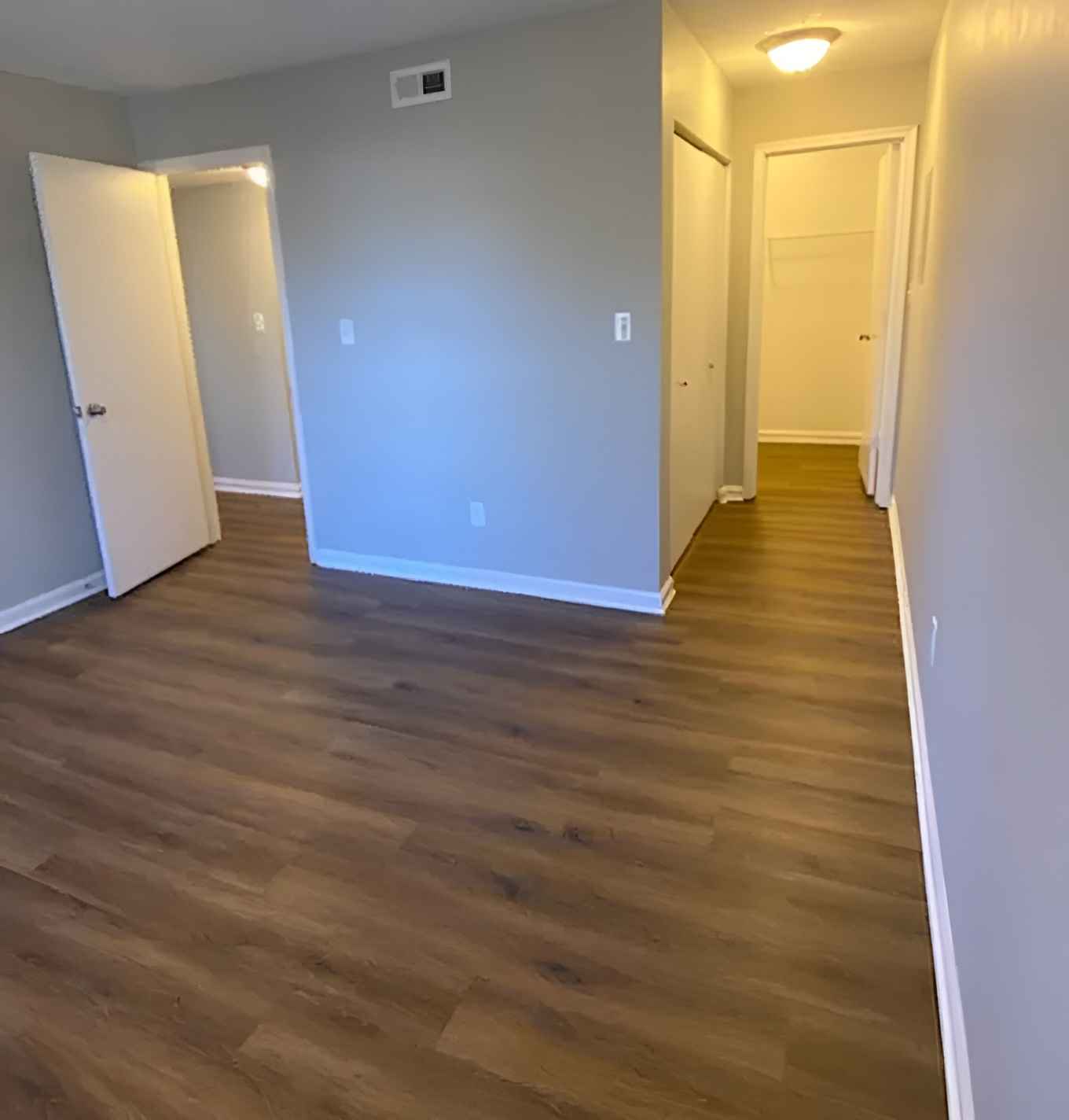 Private room in 2 bed 1 bath Apartment
915 W 2nd St, Bloomington, IN 47403-2200, United States
600/month for a private room in a 2 bedroom 1 bathroom apartment in Bloomington, IN. Comes with a full kitchen, in-unit laundry and a balcony.
10 - 15 minute bike ride from campus. A short walk away from Kroger. And very close to the B-LINE. There is a bus stop right outside the apartment which serves the 4W route. Free off-street parking is provided for all tenants.
Please dm or text if interested.
Number is 317-790-9975