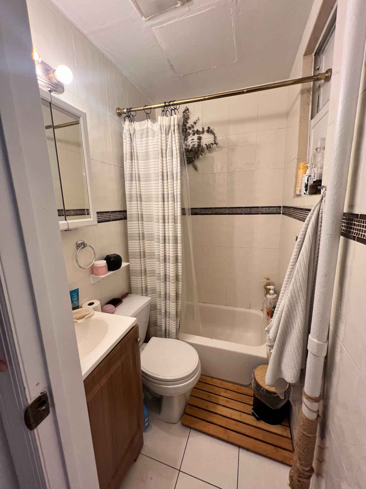 1.5 bedrooms apartment for Jan & Feb 2026. Flexible early move in and/or late move out.  
Master bedroom can fit king bed, other room attached (without door) can fit up to a full bed or be used as office/storage. Door available to be installed if wanted. 
Two entrances available to apartment (main entrance and additional attached to master bedroom. Building is only 6 units. 
1 bath
full living room & kitchen
private yard off of kitchen 
Laundry in basement, one floor down

Will be furnished with couch & dressers. I live across the hall so our yards are connected but separated by fence. I will be taking over the apartment after the sublet. I have a booster router so we can split wifi between apartments. 

