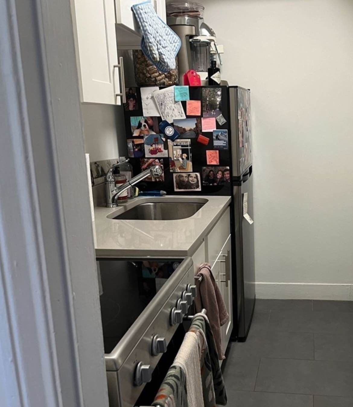 Cozy and quiet one-bedroom apartment available for rent. Ideal for a single tenant or couple. For more details or to schedule a viewing, please contact: Ambriz.dannyheart@gmail.com.
