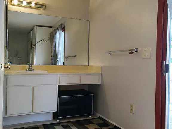 one master bedroom for rental, room size 13x14 (182sqft) inside the Single family house
located in Scripps Ranch, San Diego.
- perfect for work/ commute in Sorrento Valley
- 10mins drive to Mira Mesa shopping and eating
- walking distance to Lake Miramar
- 5 minutes to International College.
- house located in classic Scripps Ranch neighborhood
- one master room 13x14 (182sqft)
- private entry
- no smoking / No Pets
- fully furnished
- full bathroom
- utilities included
- free WIFI
- washer and dryer provided
- light cooking
if interested contact me on caleb4shane@outlook.com