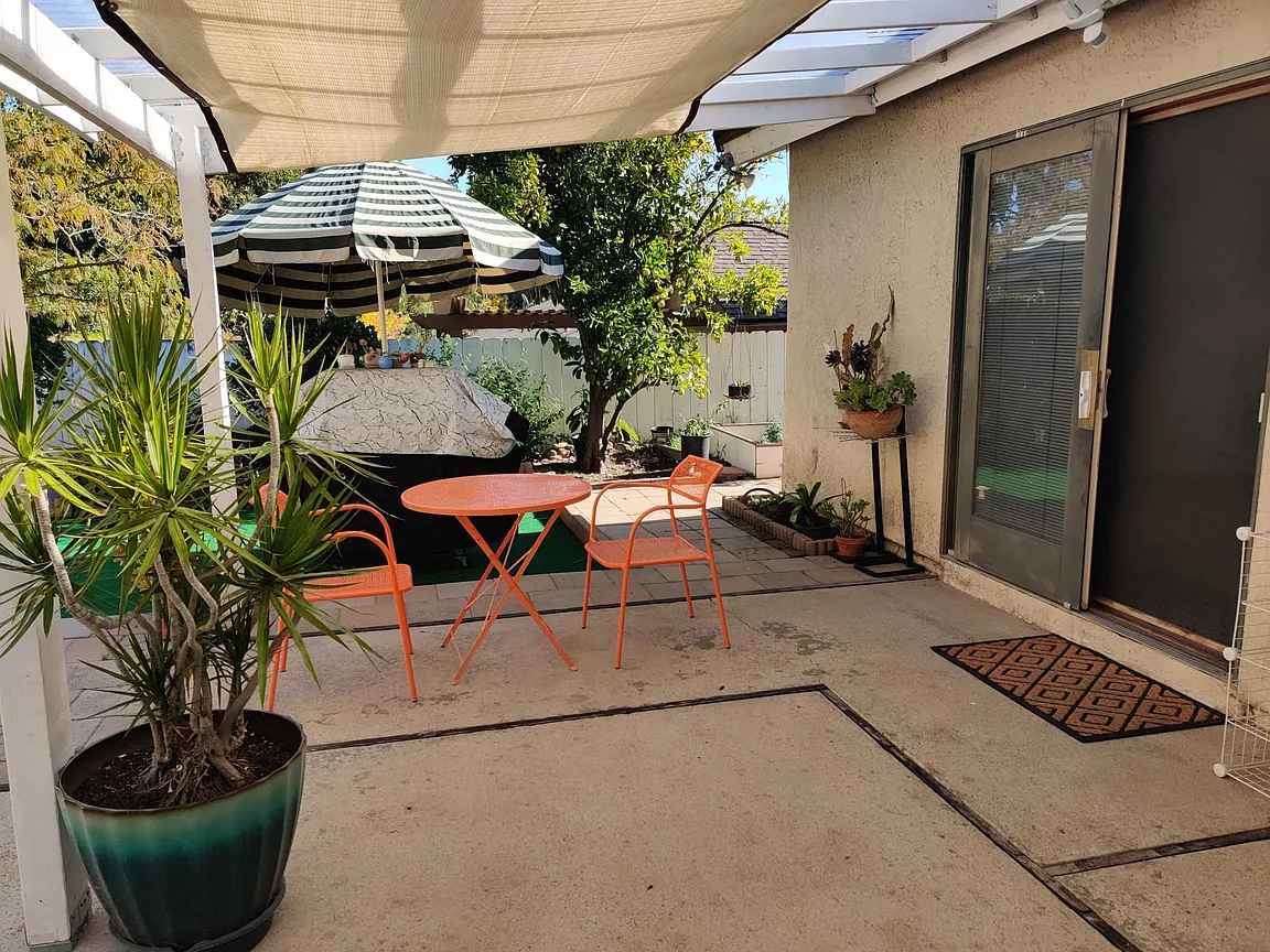 one master bedroom for rental, room size 13x14 (182sqft) inside the Single family house
located in Scripps Ranch, San Diego.
- perfect for work/ commute in Sorrento Valley
- 10mins drive to Mira Mesa shopping and eating
- walking distance to Lake Miramar
- 5 minutes to International College.
- house located in classic Scripps Ranch neighborhood
- one master room 13x14 (182sqft)
- private entry
- no smoking / No Pets
- fully furnished
- full bathroom
- utilities included
- free WIFI
- washer and dryer provided
- light cooking
if interested contact me on caleb4shane@outlook.com