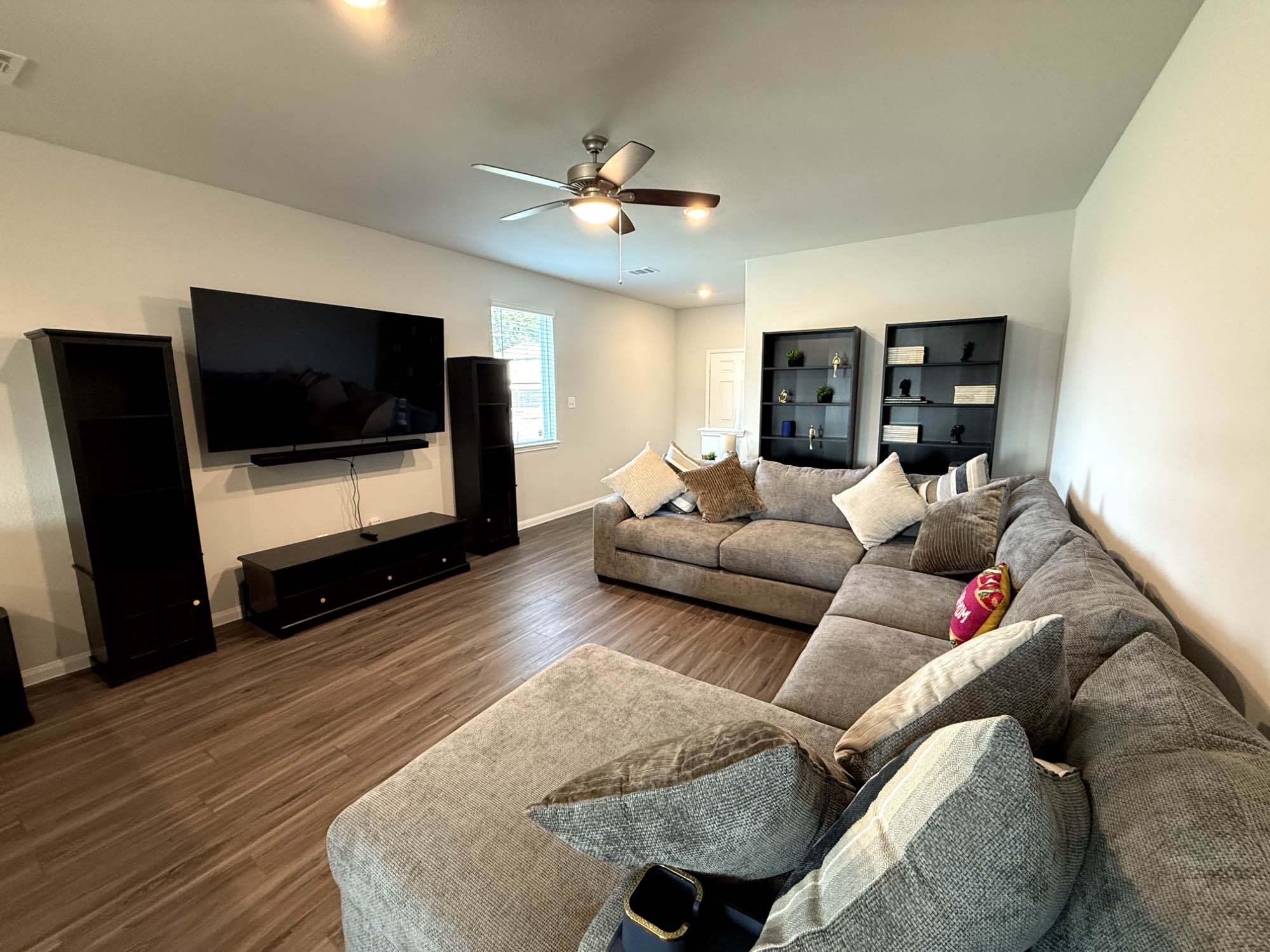 Stay in a private bedroom (2 Rooms for rent) in a safe, quiet, and friendly neighborhood in The Woodlands area. All essentials are provided for a comfortable stay. Enjoy spacious shared living areas equipped with a fully stocked kitchen, on-site laundry, and high-speed WiFi. Within a 20 minutes radius you will find a variety of different restaurant cuisines, The Woodlands Mall, and plenty of recreational activities such as parks, trails, and entertainment venues.