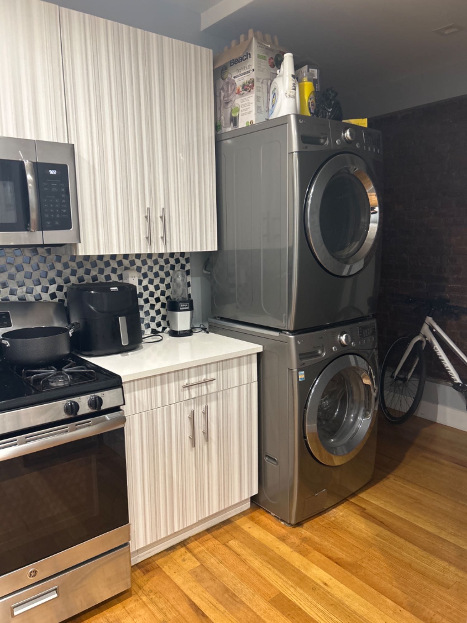 Room for rent! Private bathroom and washer/dryer in unit! 

This is a lease takeover! June-December with the option to renew in January. If you are interested, you will have to apply for the apartment through property management. 

The room for rent has a private bathroom attached. No closet, but I will leave behind a metal closet organizer if wanted. The room can either come furnished or not. There are three other roommates in the apartment. They are all 20-30s and work. We tend to keep to ourselves, but always communicate about important things regarding the apartment. 

10 min walk to the Myrtle-Willoughby G 
7 min walk to the Myrtle-Broadway JMZ
B15 stops right in front of our front door
Closest grocery store is two blocks away
Bodega and smoke shop just downstairs

(Please excuse the mess, packing has been a struggle)

--Tori