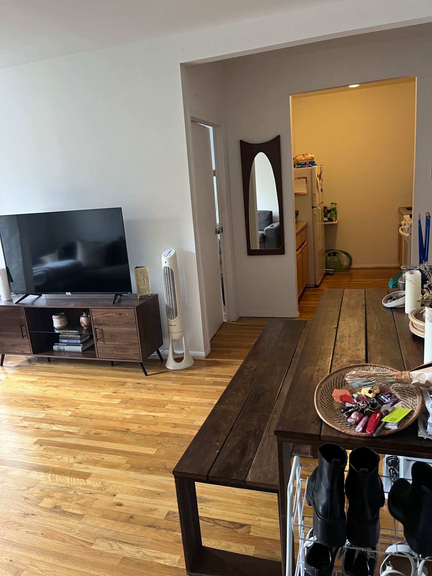 The apartment is in a great location in Greenpoint, in between Franklin and Manhattan, and about a 5 min walk to the G and a 12-15 min walk to the L. I’ve been living here for 6 years and my roommate 5 years, so clearly no complaints! The roommate who is leaving is moving abroad and you can purchase her furniture if you need.