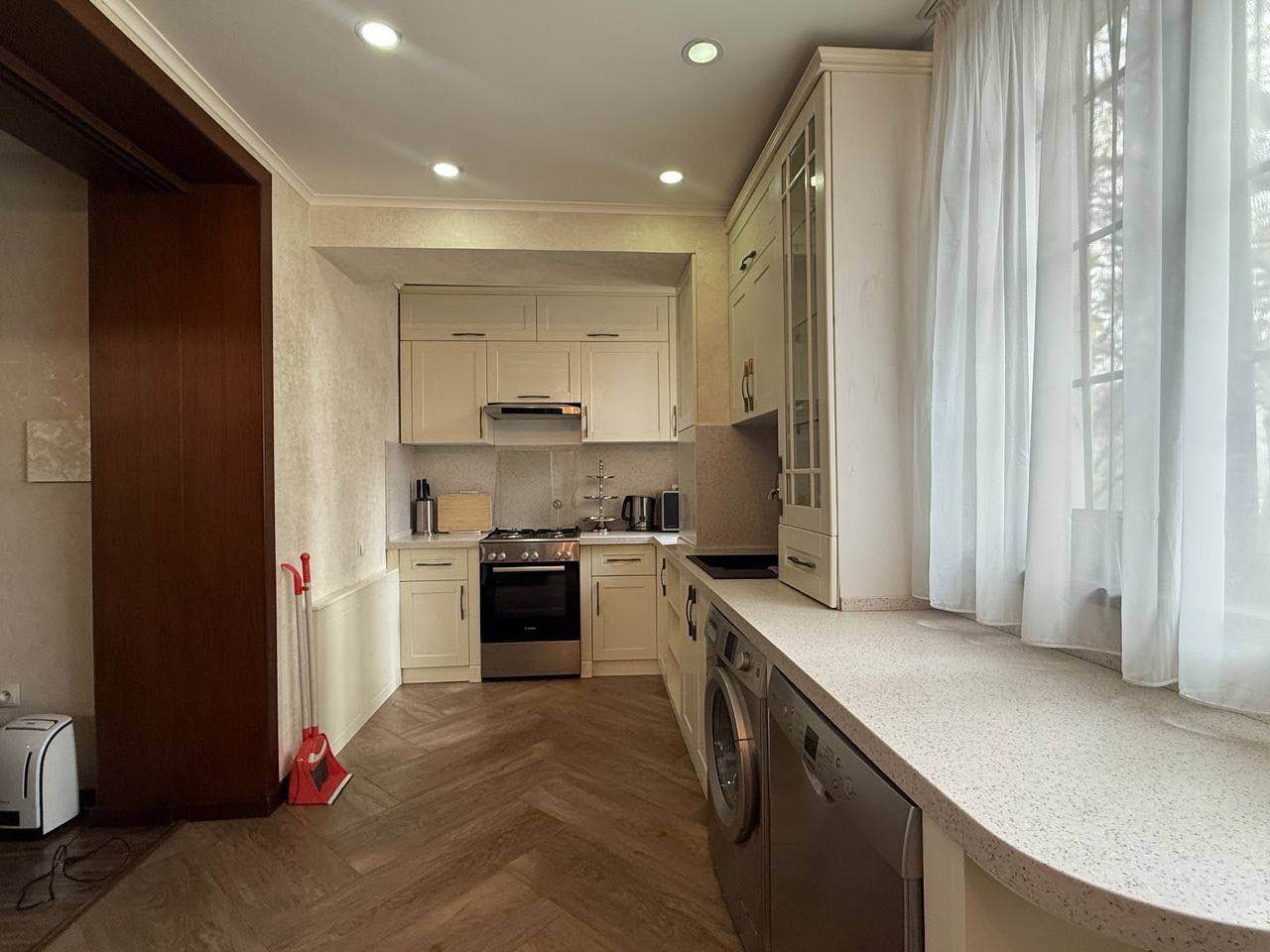 Affordable 2Bed/2Bed Apartment for Rent!
This fully furnished 2-bedroom apartment unit comes with brand new utilities, featuring a full-size kitchen and three bathrooms. The rent is $800/month (slightly negotiable), and free parking space is included. Plus, pets are welcome!
Utilities included are:
- Hydro
- Heat
- Water
- Refrigerator
- Washer and dryer
- Electricity
- Wi-Fi
- And more
No sharing required, making it a perfect, private, and comfortable living space for you